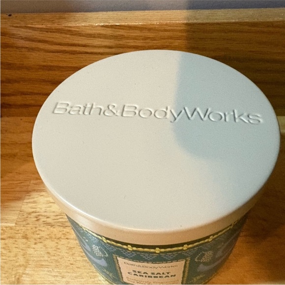 Bath & Body Works Sea Salt Caribbean Candle - Blue and Cream - Picture 2 of 4